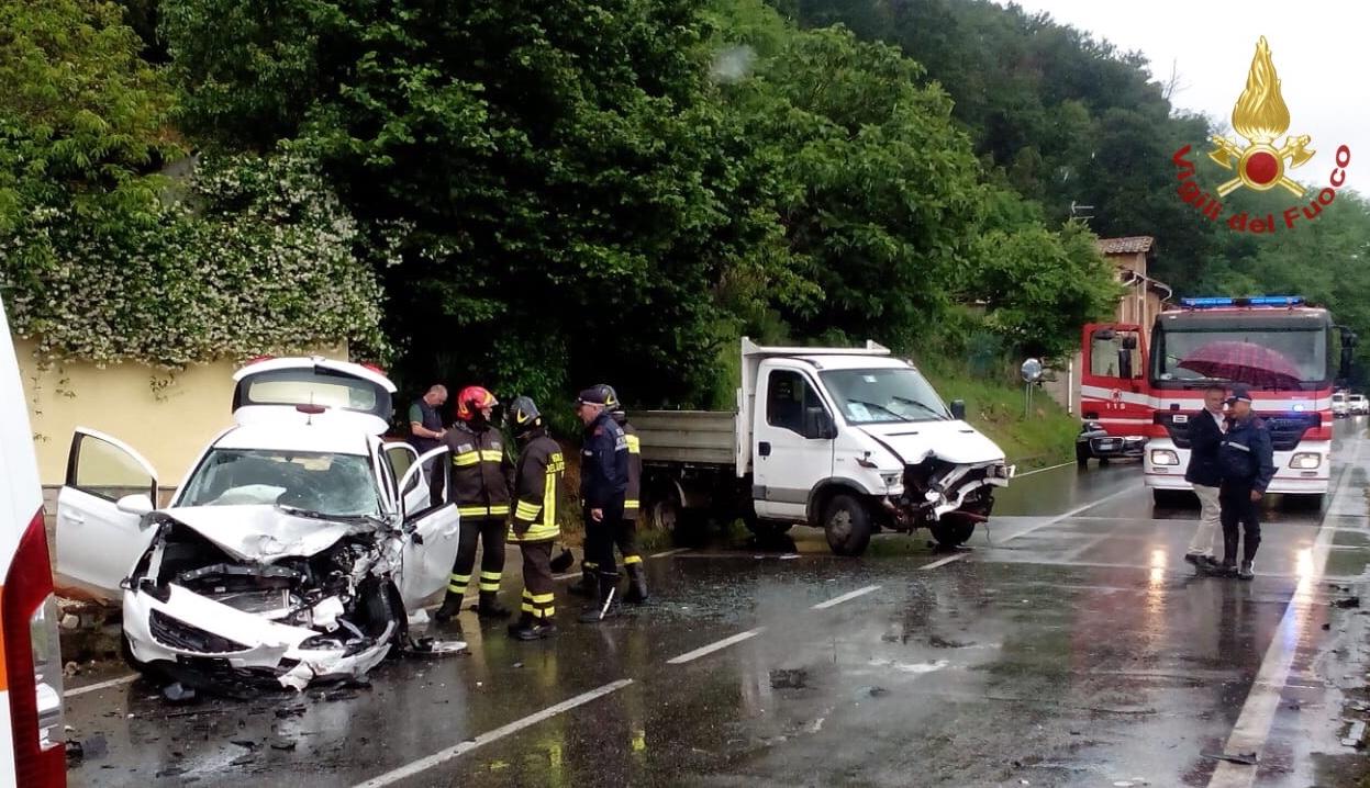 Scontro Frontale Tra Auto E Furgone Tre Feriti