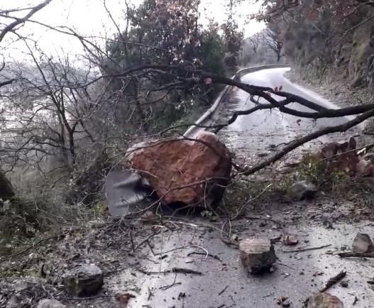 Carrara Frana In Montagna Bloccati I Camion Del Marmo