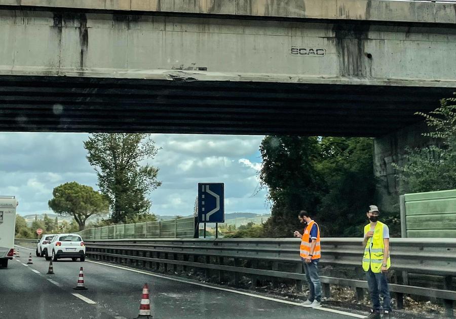 Camion Urta Il Ponte Piovono Calcinacci