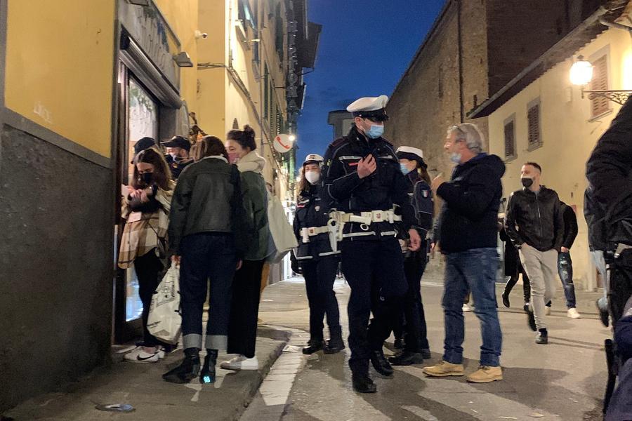 Assembramenti Nardella Aumenta I Divieti Stop Alle Soste In Piazza