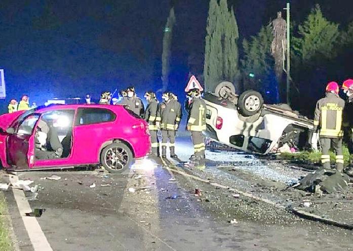 Incidente A Pescia Tragedia Della Strada Due Morti Nello Scontro Frontale