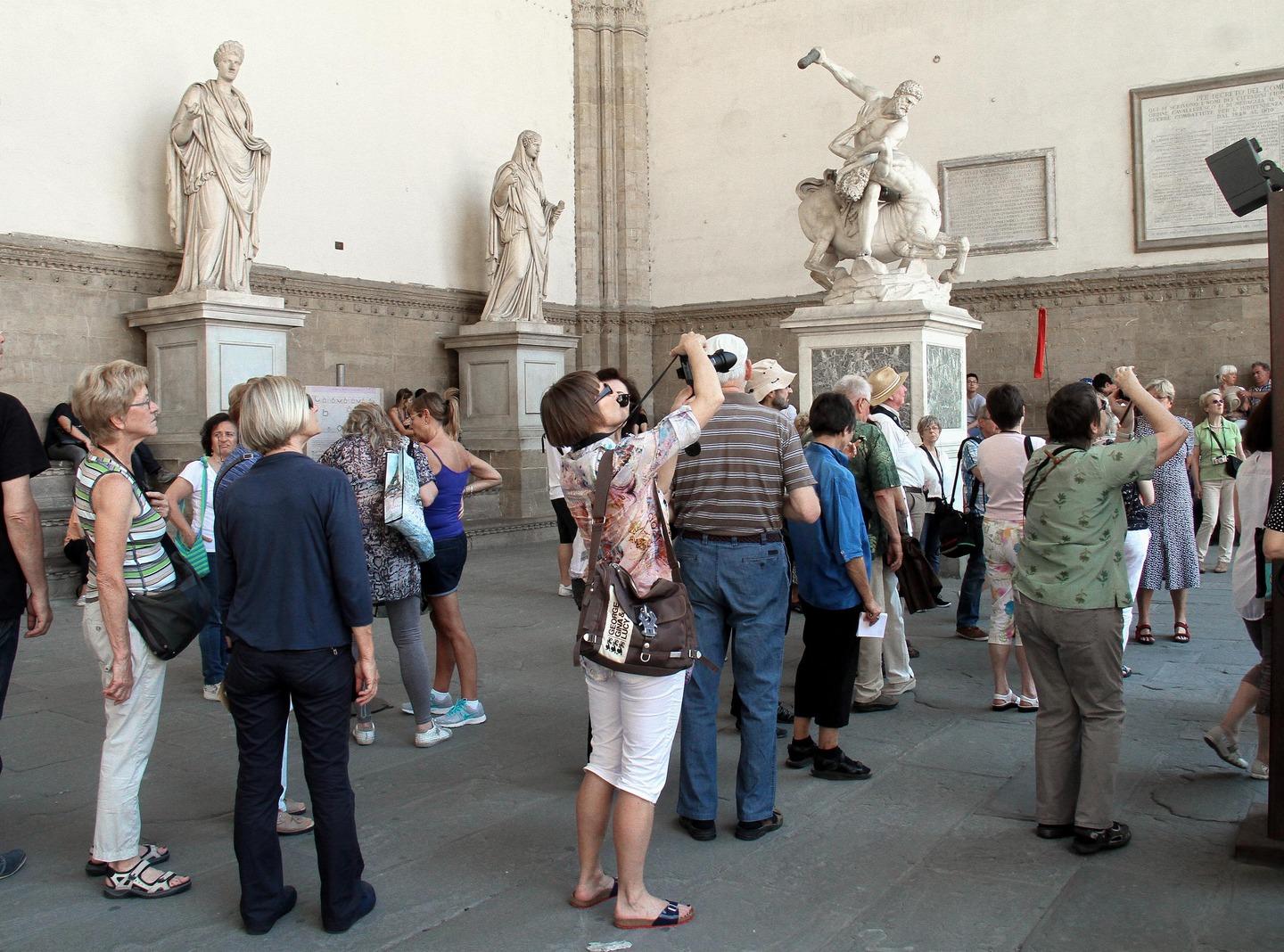 La Loggia Dei Lanzi Si Tinge Di Rosa Per La Lotta Contro Il Tumore Al Seno