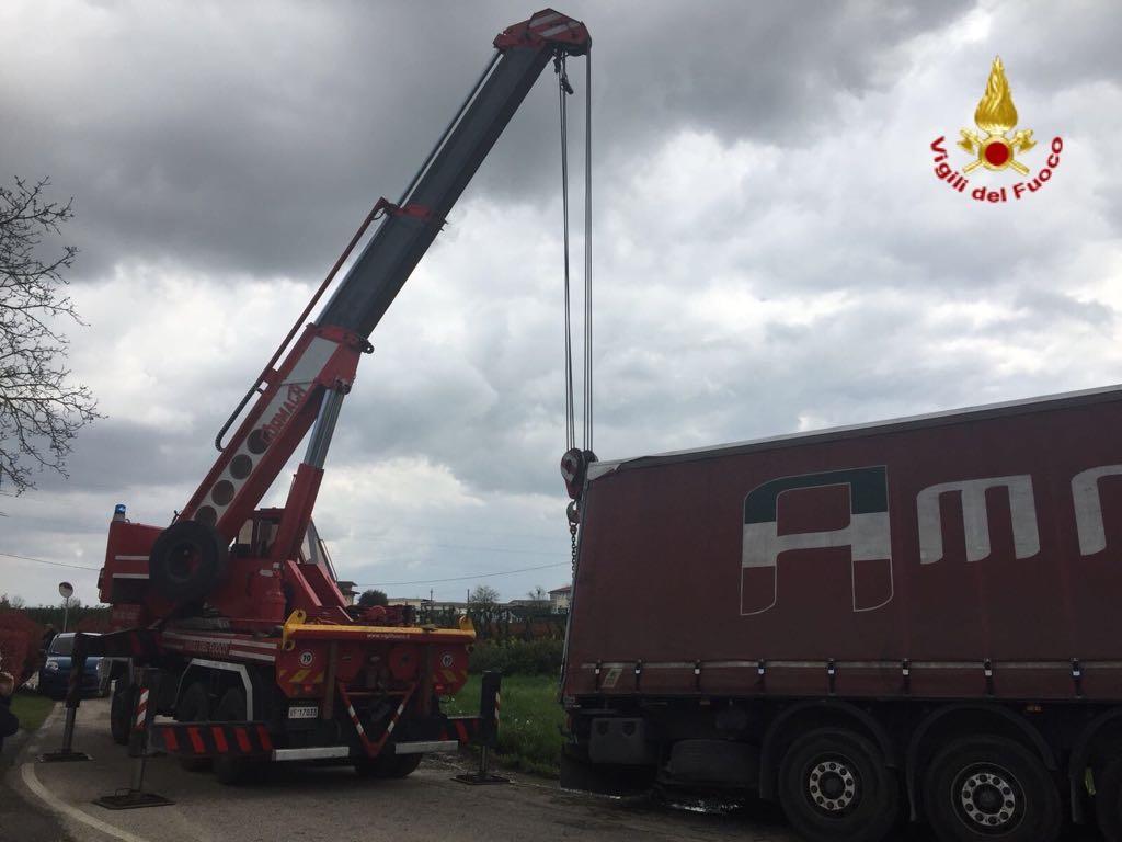 Camion Finisce In Un Fossato A Quarrata