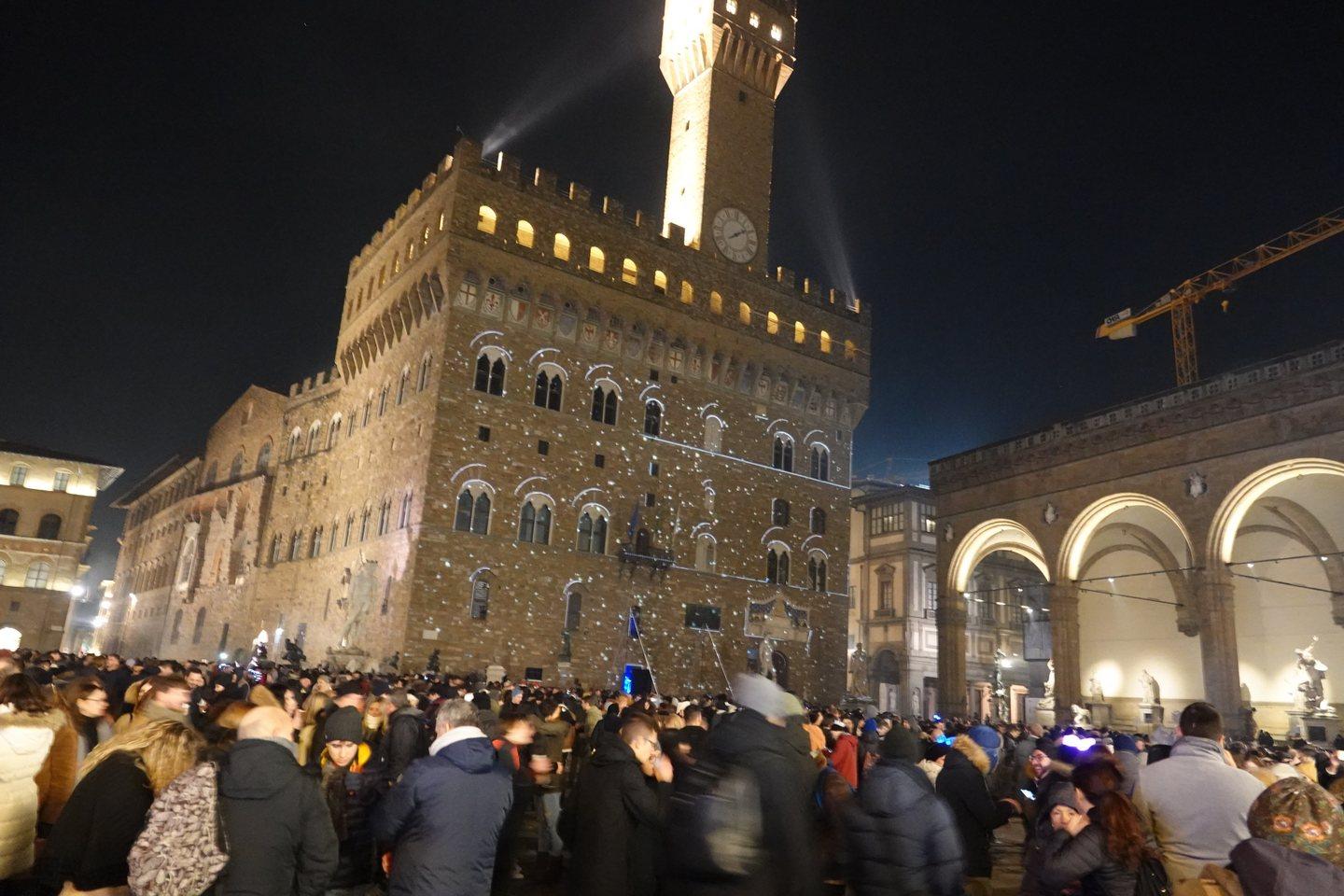 Firenze Rissa Nella Notte Di Capodanno In Piazza Della Signoria In