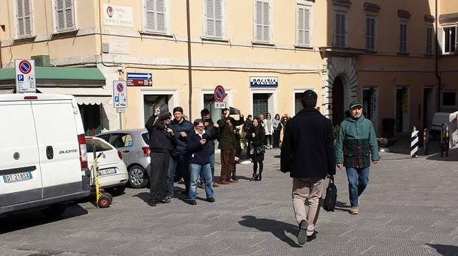 Perugia Con Il Naso Allins Per Guardare Leclissi