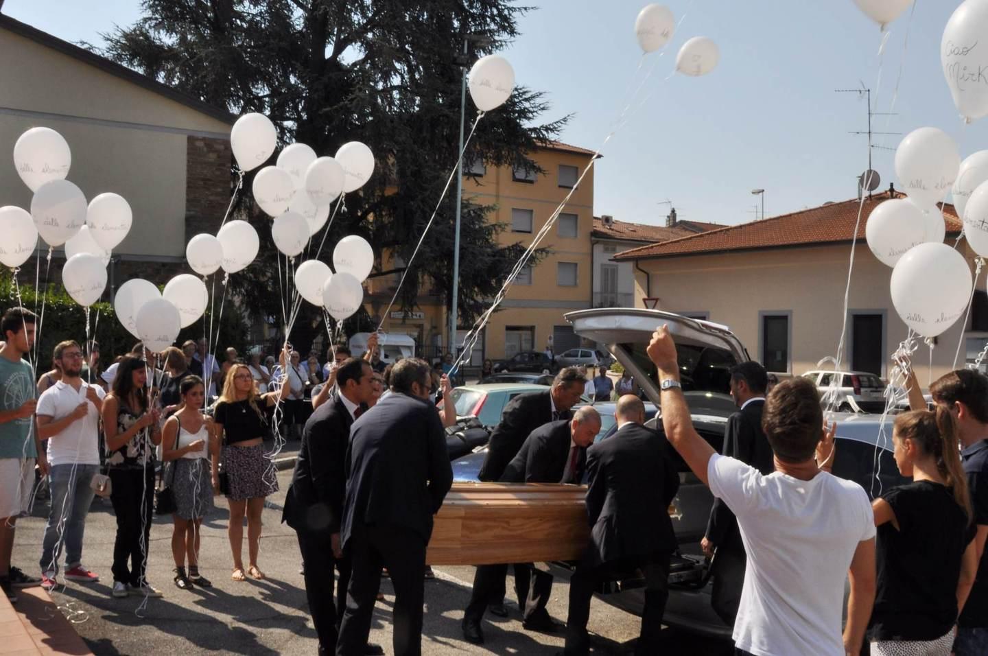 Palloncini Bianchi E Tante Lacrime Per L Addio A Mirko