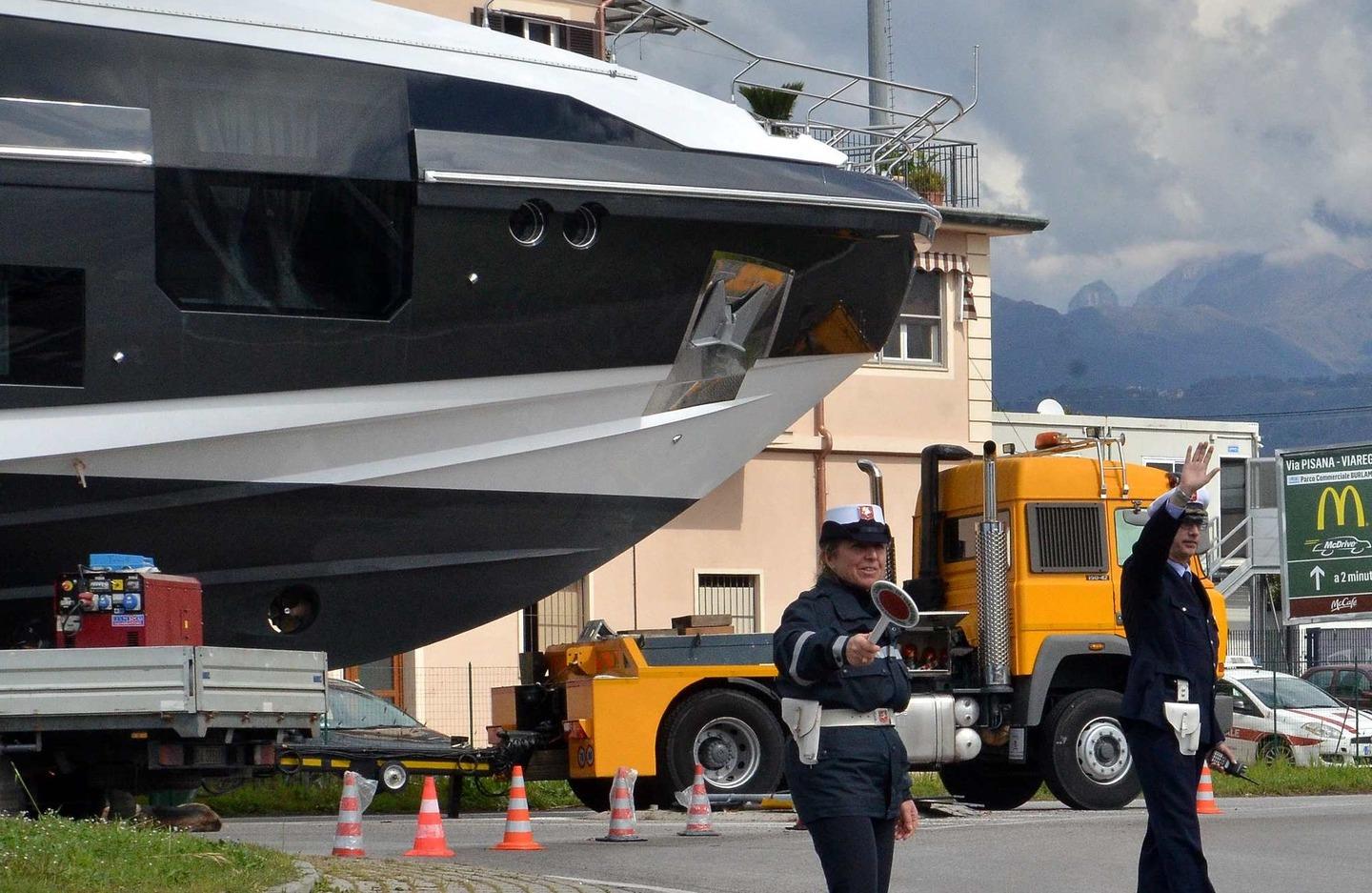 Mega Yacht In Tilt Alla Rotonda Traffico Nel Caos Per Ore