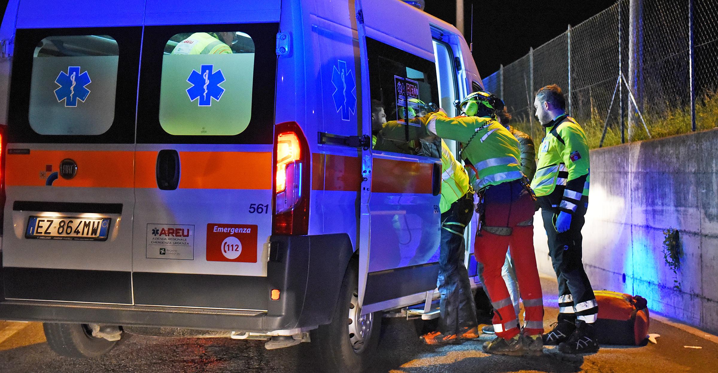 Gravissimo Incidente Stradale Nella Notte Due Giovani In Codice Rosso