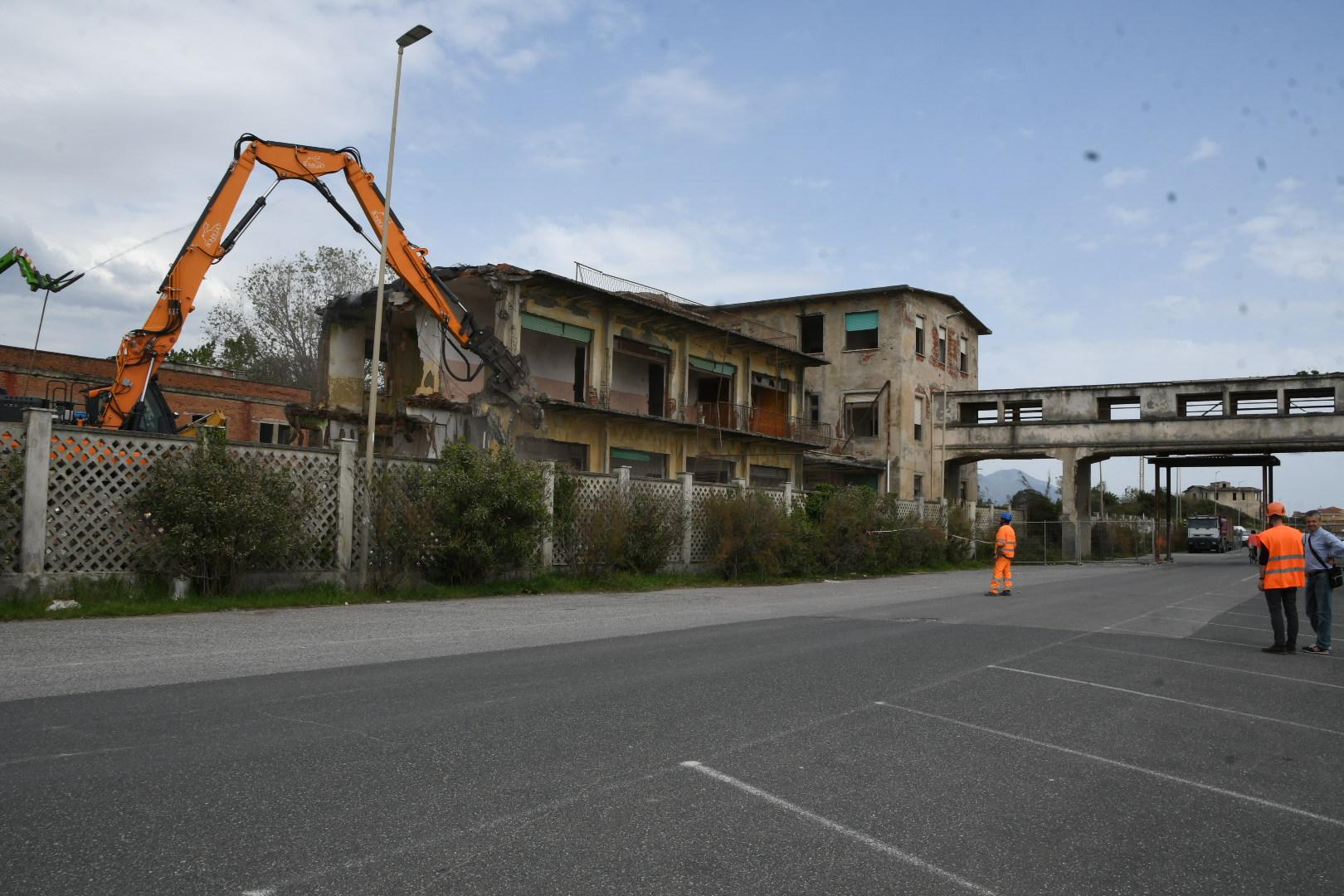 Marina Di Massa Via Alla Demolizione Della Storica Colonia Ruspa In