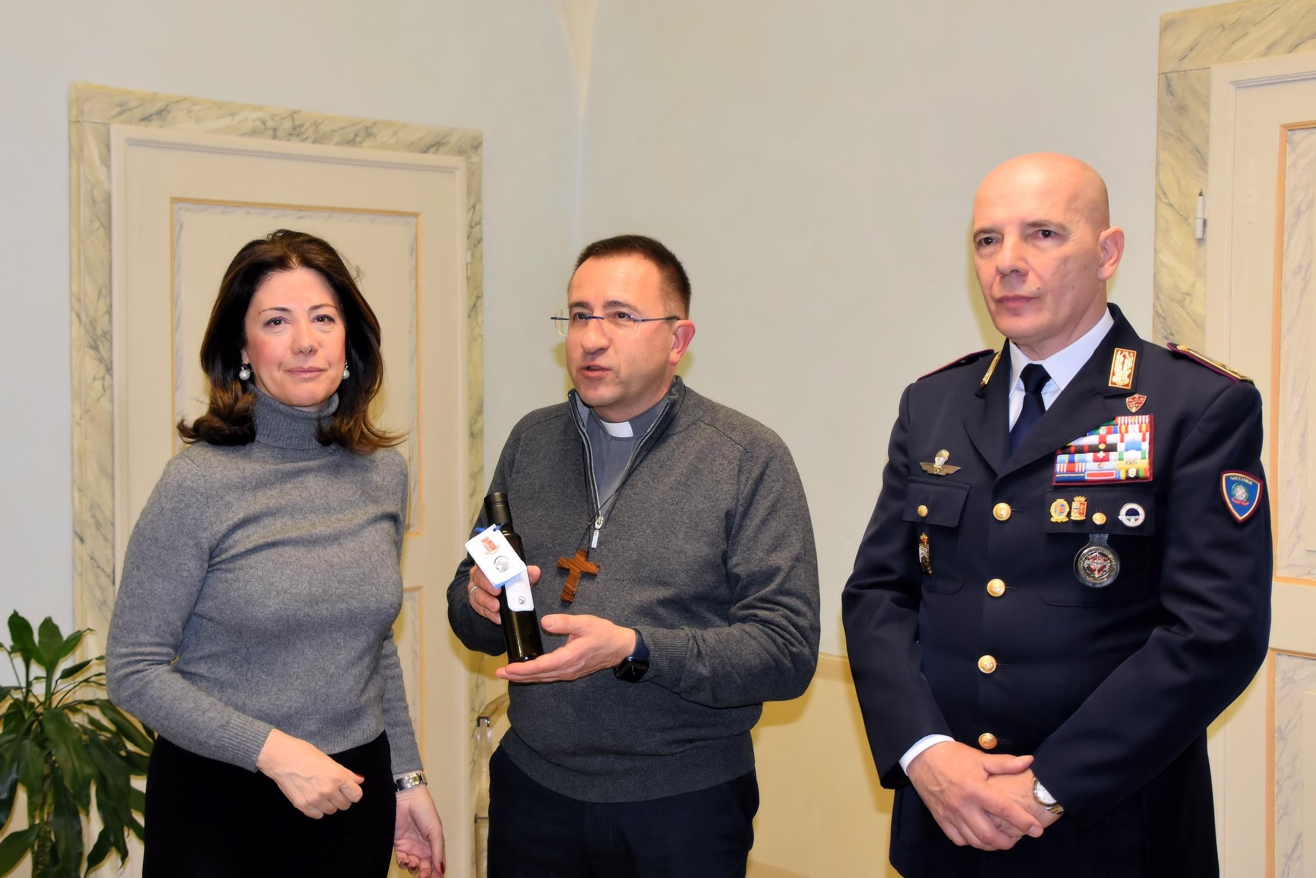 Il Questore Ha Donato Al Vescovo Un Ampolla Con L Olio Del Giardino