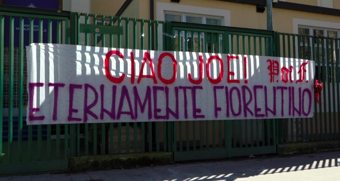 Eternamente Fiorentino Joe Barone Striscioni E Fiori Davanti Allo