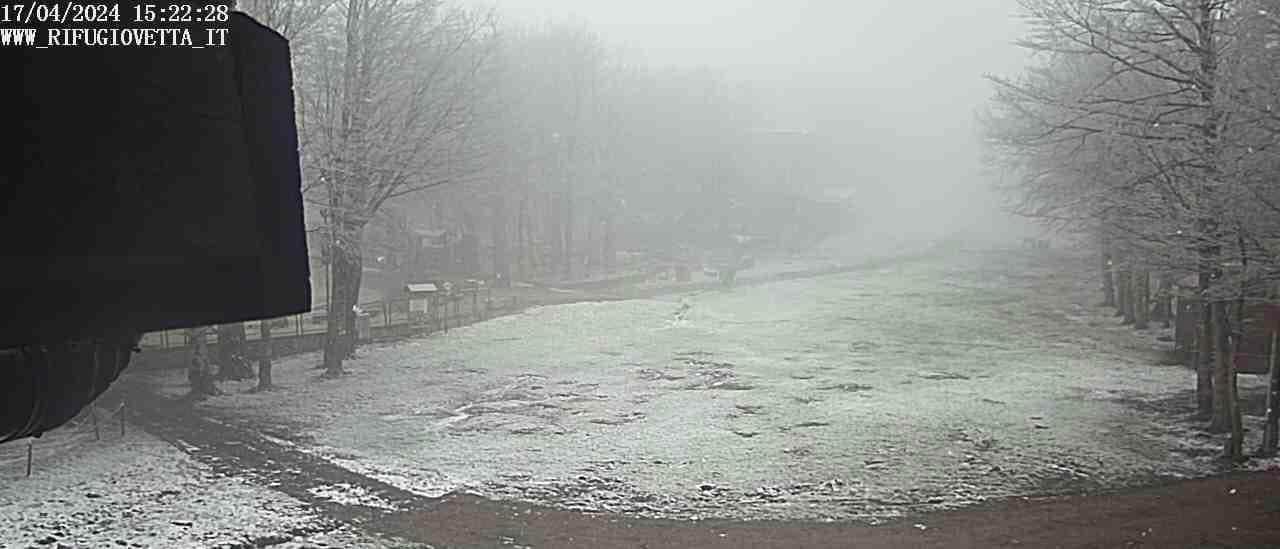 La neve ad aprile è tutto vero Toscana fiocchi bianchi in montagna