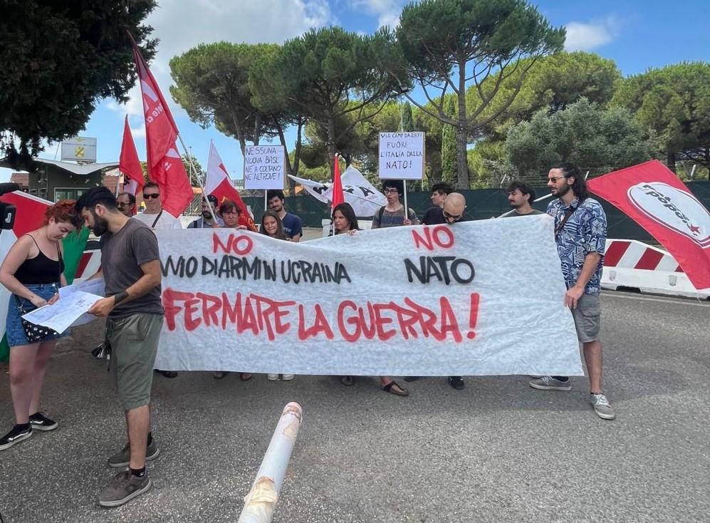 Protesta All Aeroporto Militare Di Pisa Contro L Invio Di Armi All Ucraina