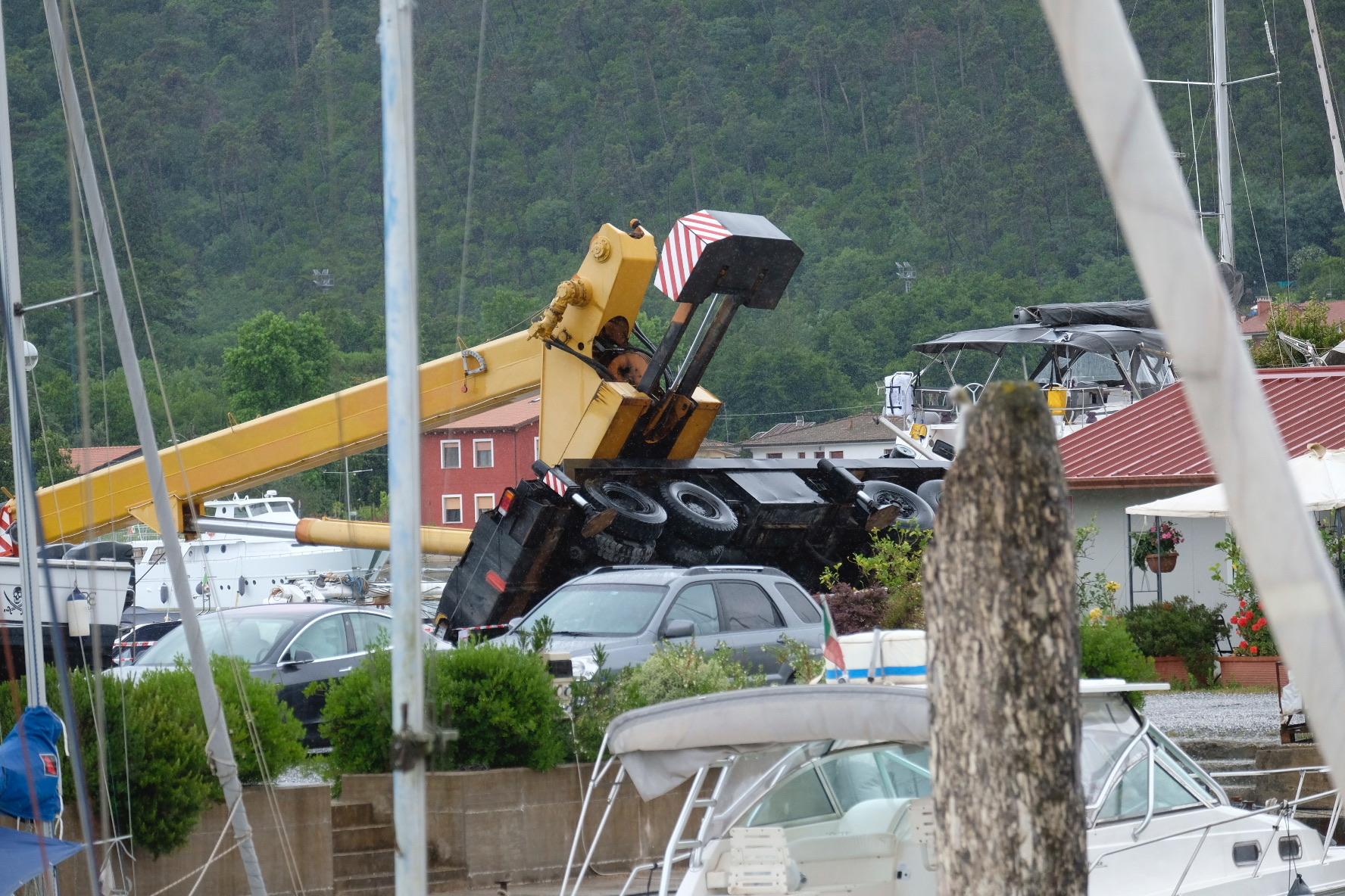 Dramma Sul Fiume Magra Operaio Di Anni Travolto E Ucciso Dalla Gru