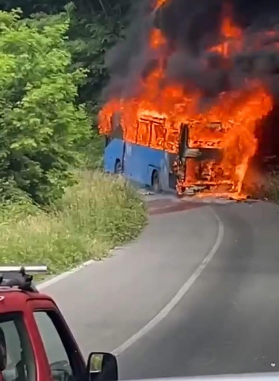 Paura In Strada Bus A Fuoco Durante La Corsa Pullman Divorato Dalle