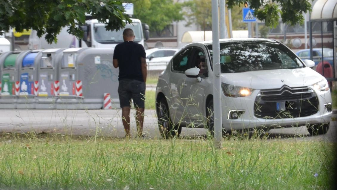 Spacciano in centro e davanti al Serd. Blitz antidroga: 3 arresti e 5 denunce