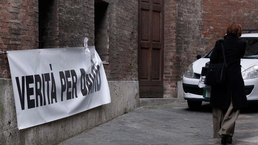 Lo striscione per David Rossi (foto Lazzeroni)