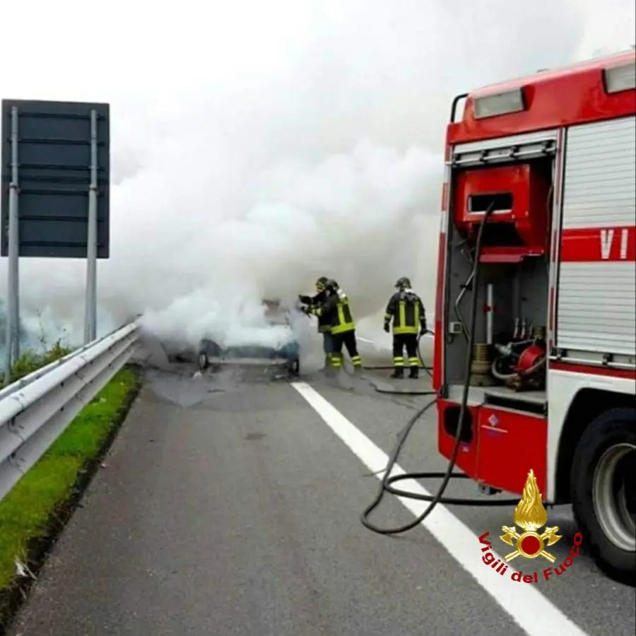 Camion in fiamme sull'autostrada A1, arrivano i vigili del fuoco