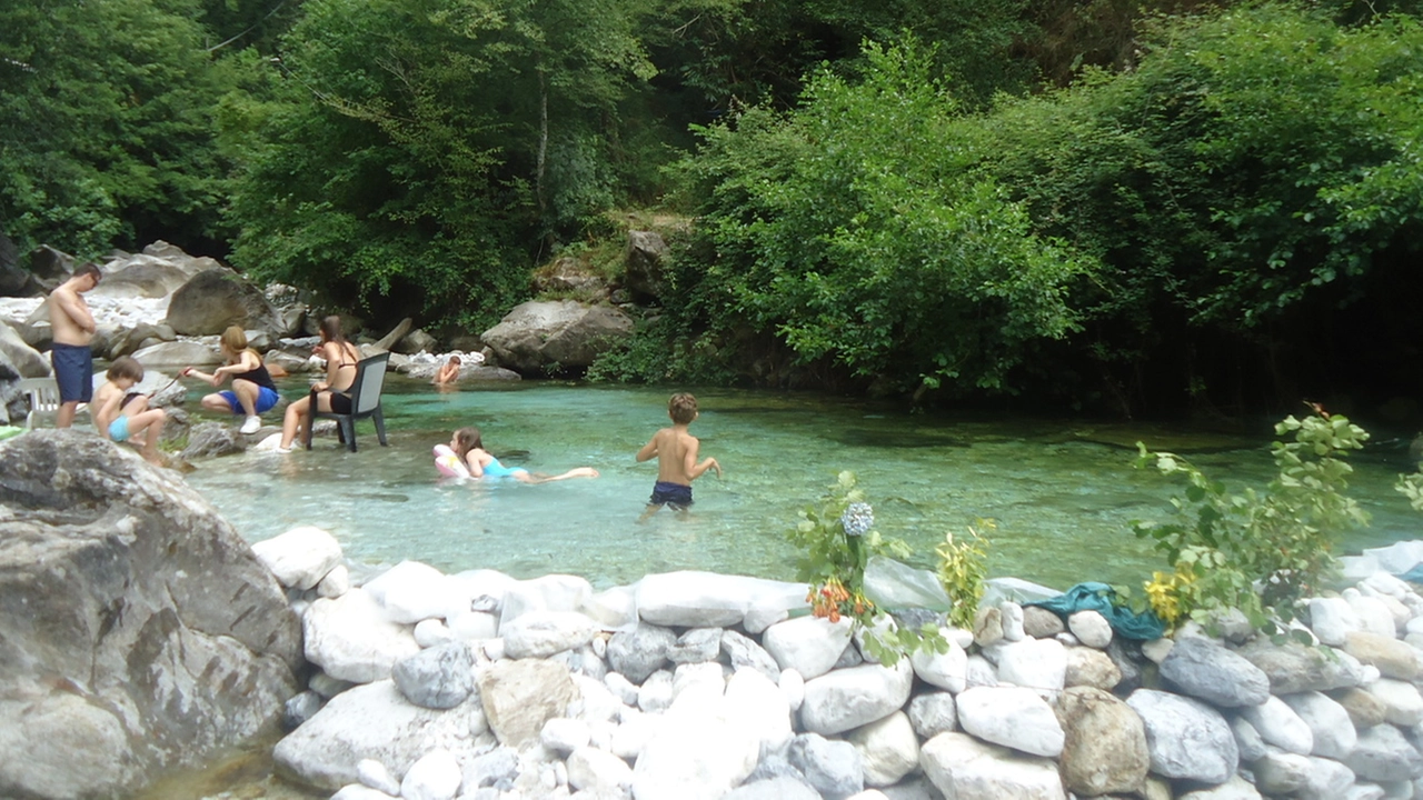 Bagni al fiume sopra la città 