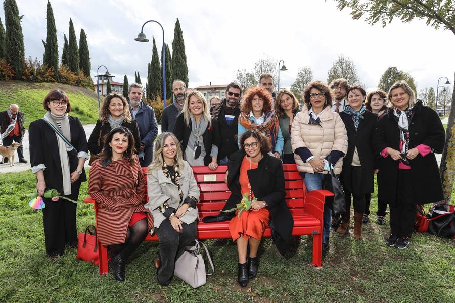 Al Parco Di San Donato Una Panchina Rossa Contro La Violenza Verso Le Donne