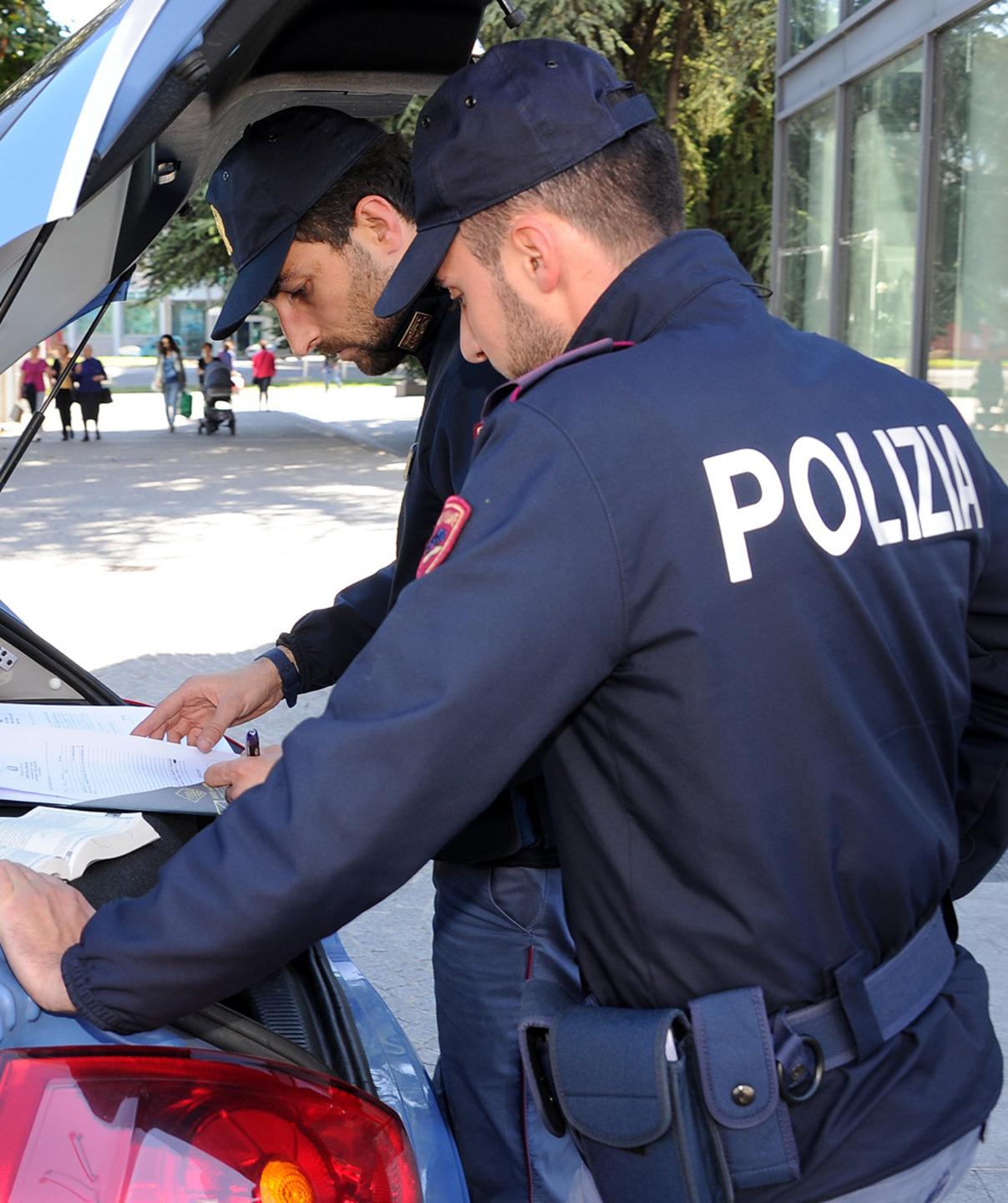 "Dieci Euro O Ti Spezziamo Le Gambe". Polizia Blocca Quattro Estorsori ...