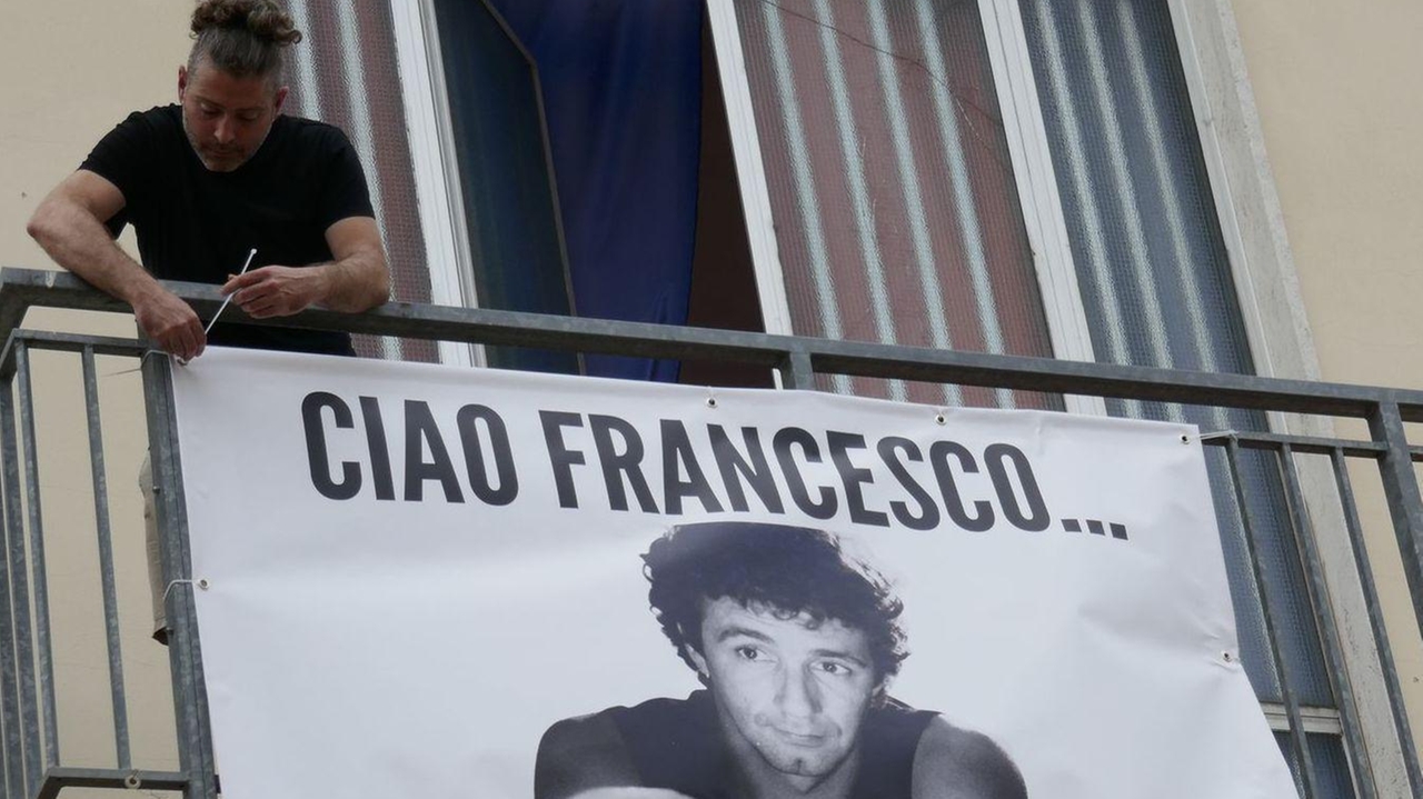 Uno striscione al circolo  E la sala biliardo dedicata