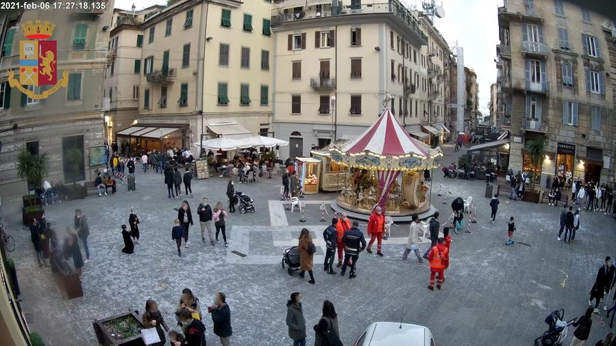 Un'istantanea delle videocamere di sorveglianza durante il servizio