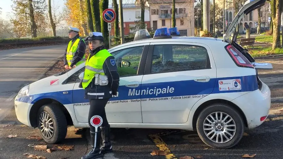 Non poteva circolare da 7 anni, donna si vede confiscare l'auto