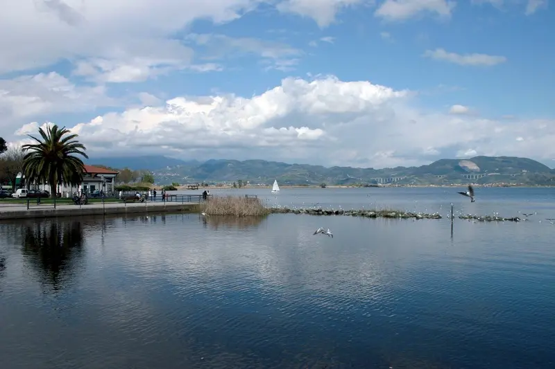 Siccità, il lago di Massaciuccoli scende a meno 50 centimetri sotto il livello del mare