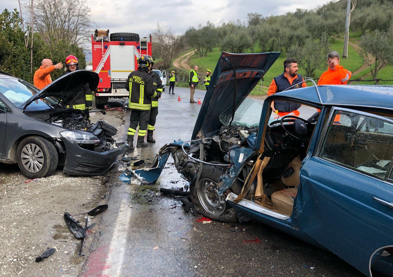 Scontro Frontale Tra Due Auto, Quattro Feriti Gravi / FOTO