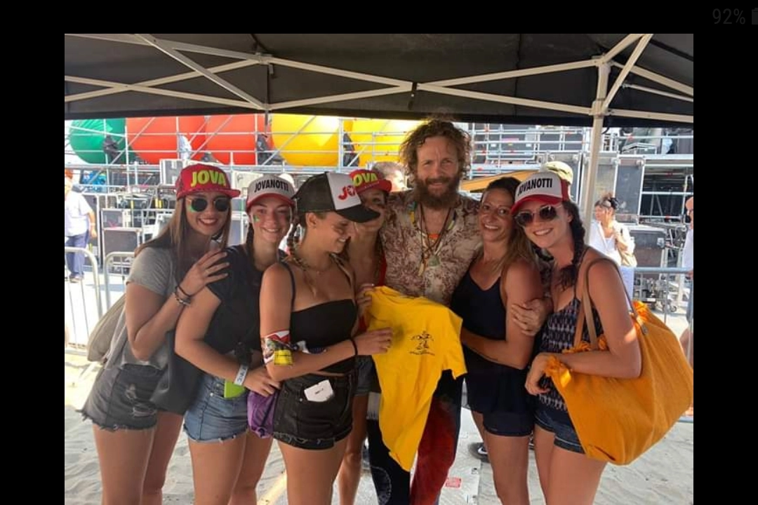 Jovanotti e le ragazze della Fondazione Aurora Francesconi