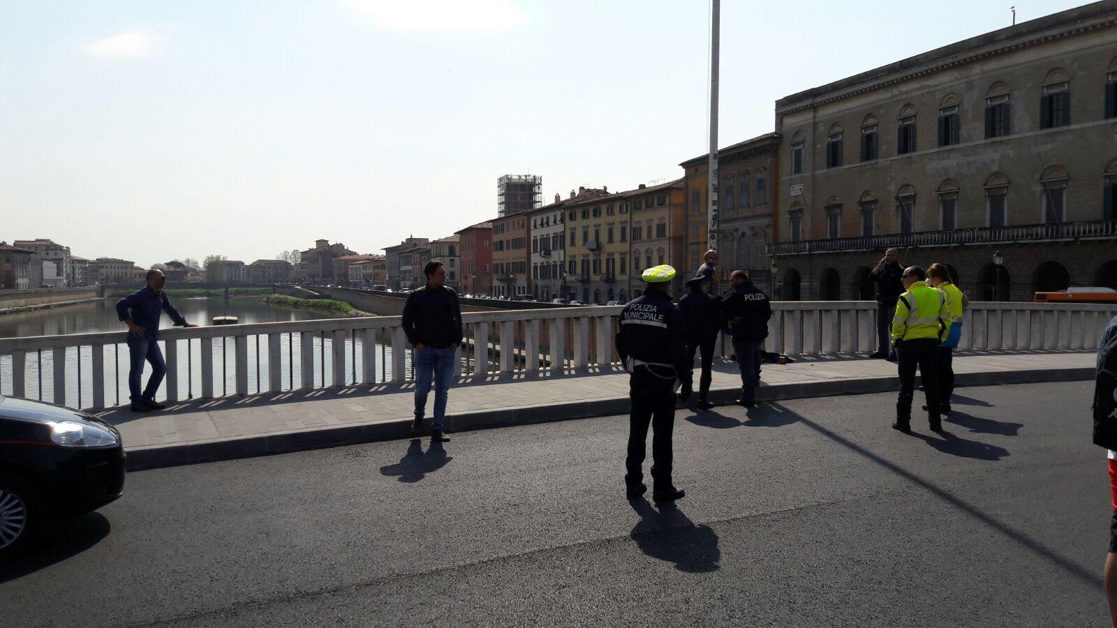 Non Mi Fanno Vedere Mia Figlia Da Giorni Minaccia Suicidio Dal Ponte Foto