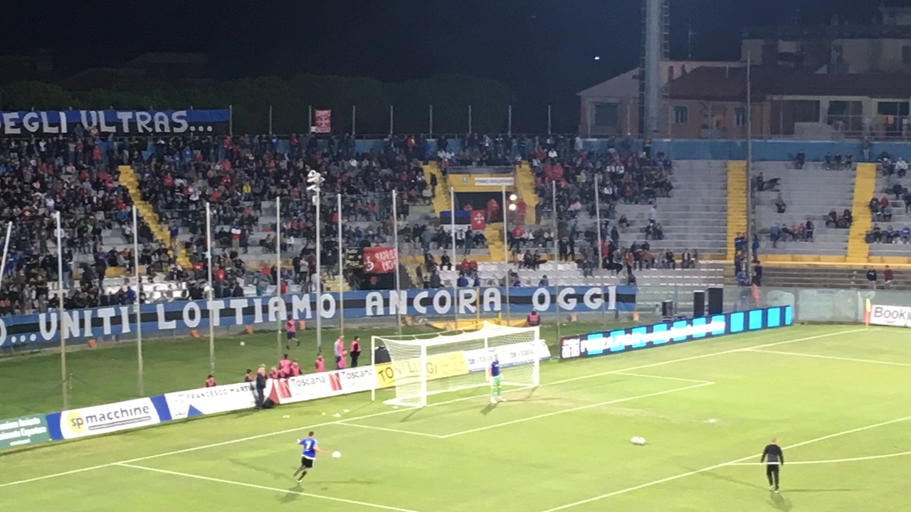 Arena Garibaldi: la Curva Nord a dieci minuti dall'inizio di Pisa-Prato