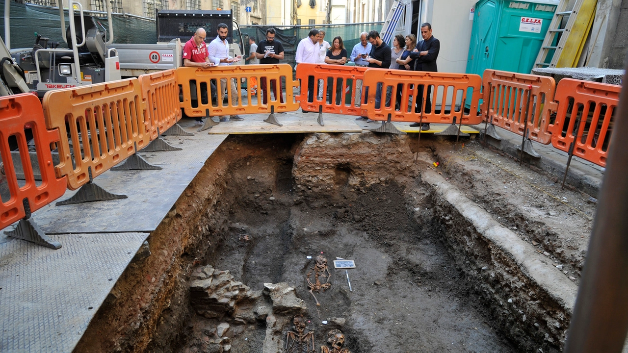 Gli scavi e la necropoli affiorata (Foto Alcide)