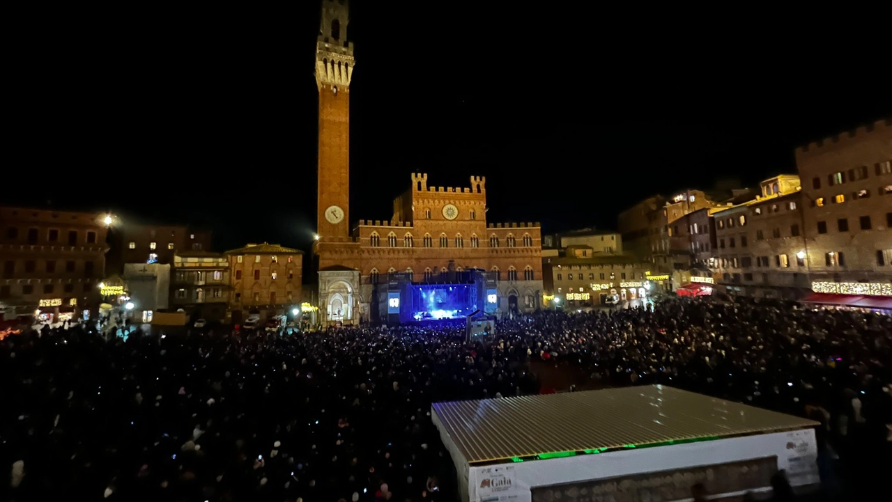 Siena, pienone in piazza del Campo per il concerto di Emma