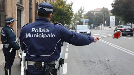 La polizia municipale (foto Ansa)
