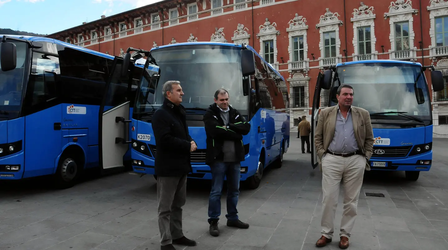 Caos-autobus, è scontro