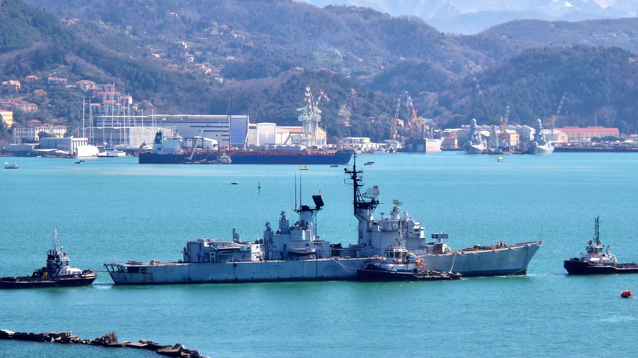 Il cacciatorpediniere L’Ardito lascia la base navale della Spezia (foto di Achille Alessandro Burla)