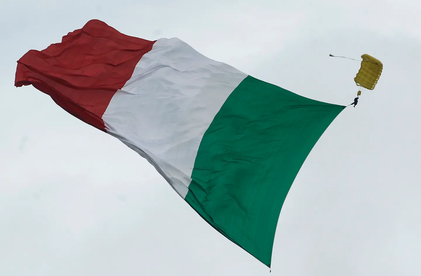 Spettacolo in cielo: si lancia con una bandiera italiana di 1600 metri