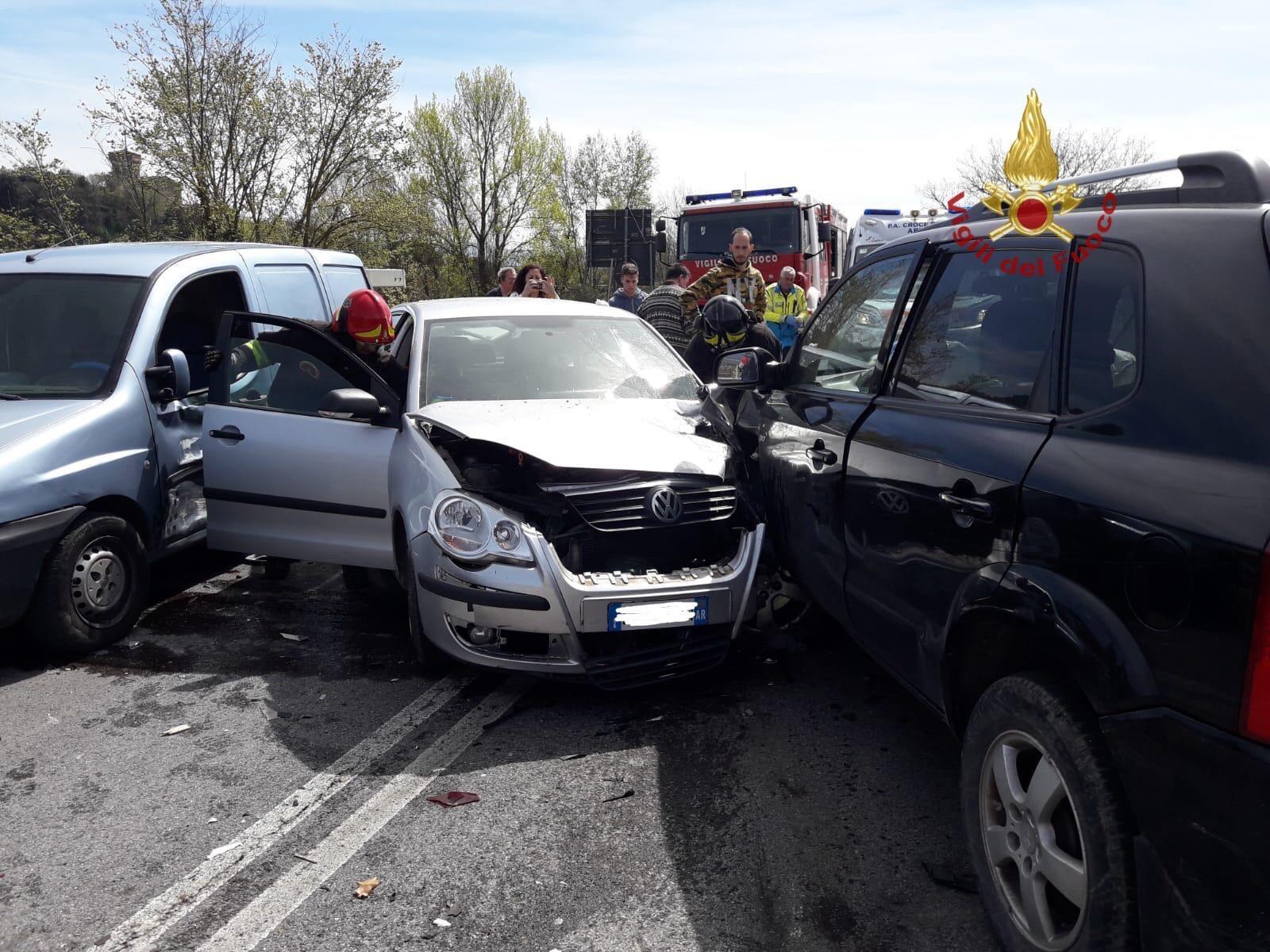 Scontro Sulla 71 Tra Due Auto E Un Furgone: Un Ferito