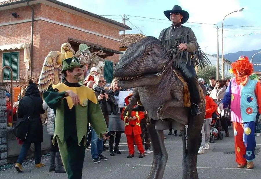 Veneri, quarant’anni di Carnevale. Domenica seconda uscita dei carri