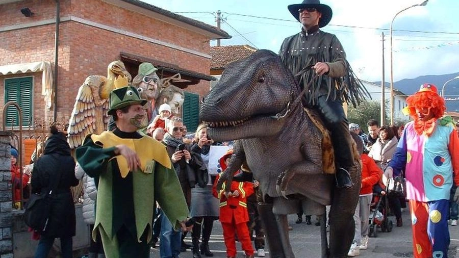 Veneri, quarant’anni di Carnevale. Domenica seconda uscita dei carri