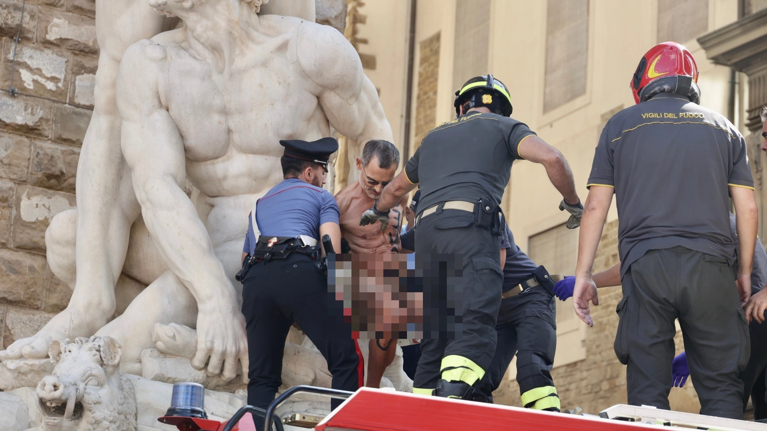L'intervento dei carabinieri sulla statua di Ercole e Caco
