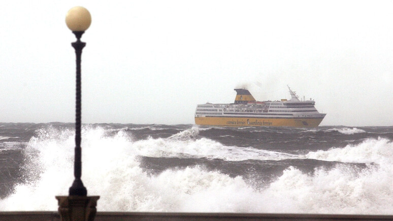 Stop ai traghetti per il mare grosso (foto Ansa)