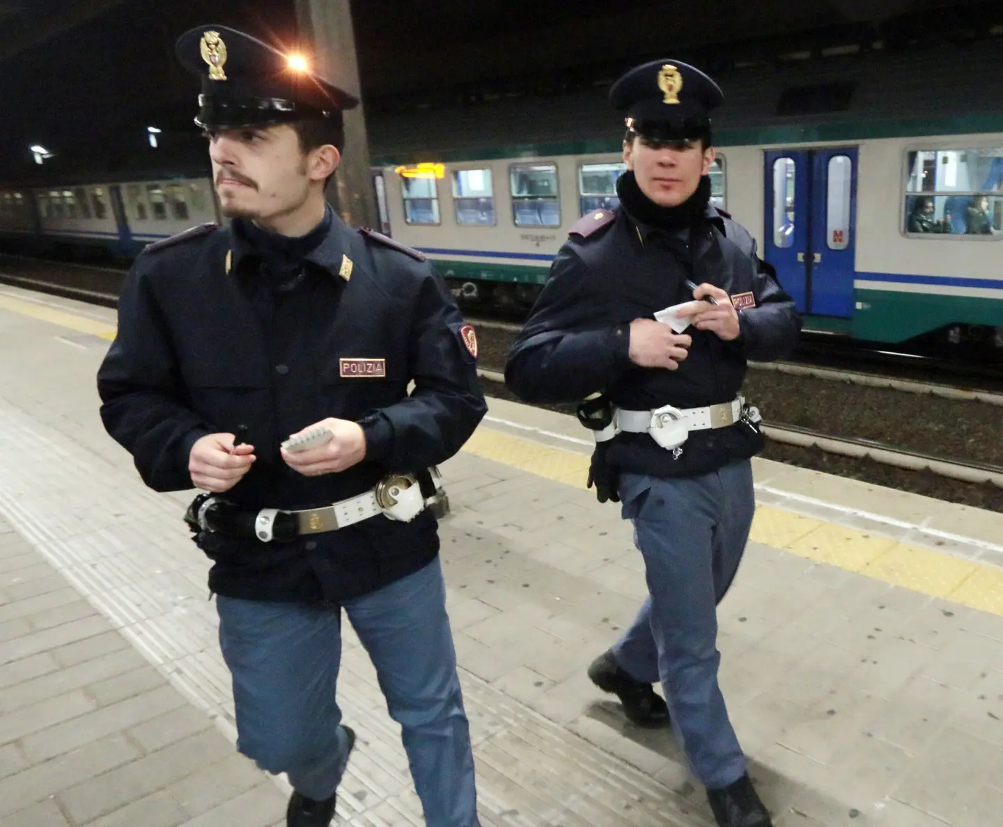 Trovato senza biglietto tira un sasso e colpisce capotreno