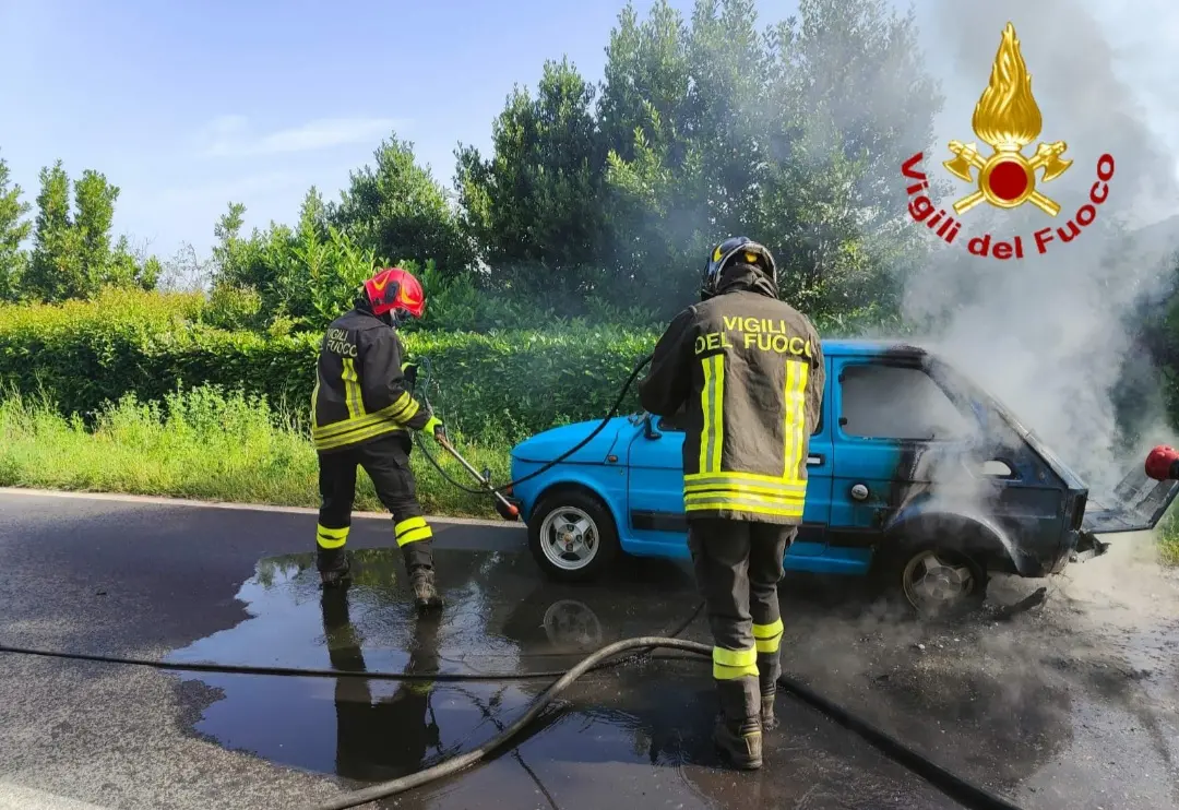 Fumo dal cofano, a fuoco una Fiat 126