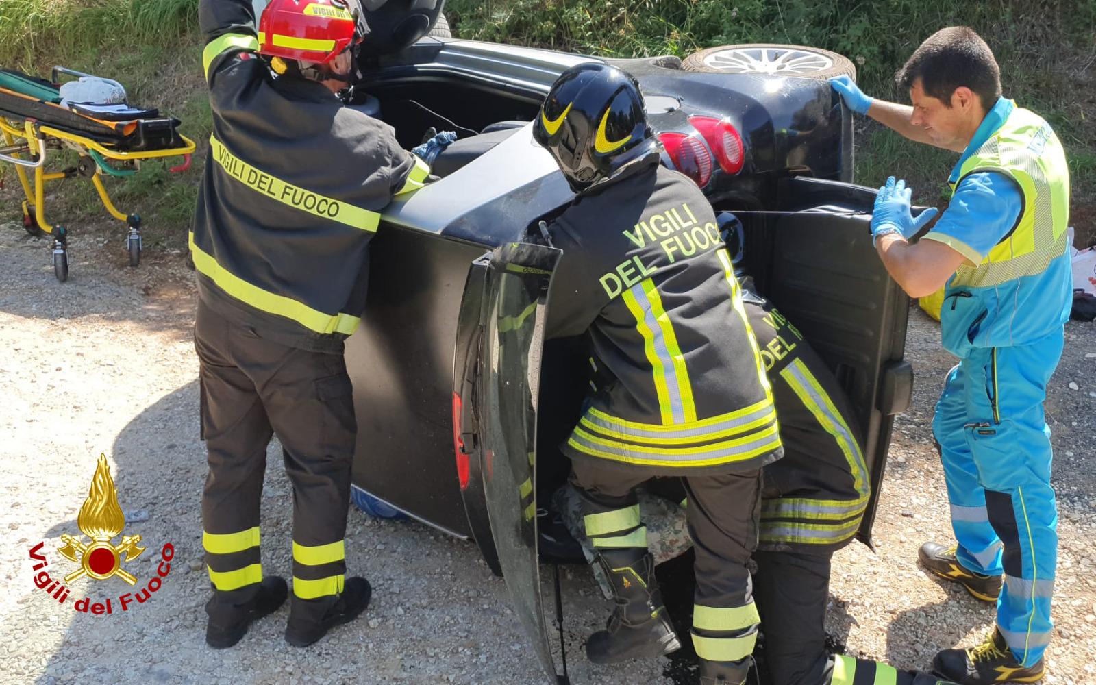 Donna Ferita E Incastrata Nell’auto Che Si Ribalta