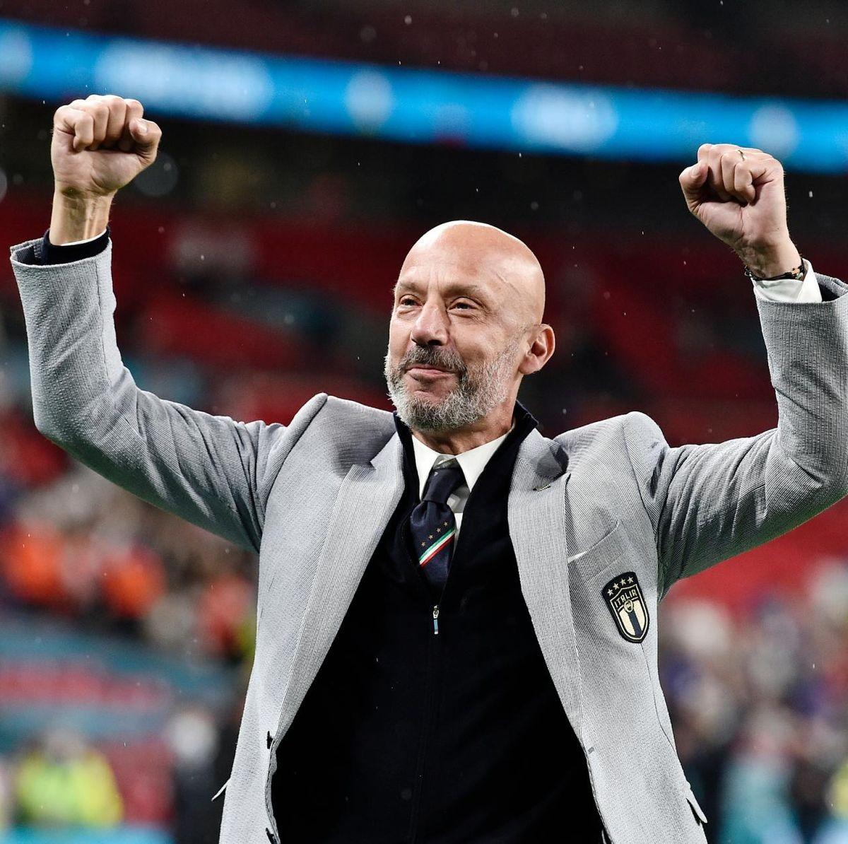 Gianluca Vialli, l'uomo nell'arena”: sembrava sorridesse, come un bambino  nel suo elemento. Il libro - Tiscali Cultura