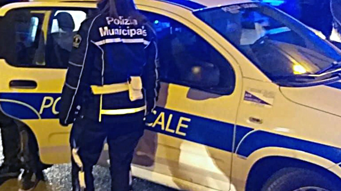 L’intervento di una pattuglia della polizia locale della Spezia in centro città alla sera (foto di repertorio)