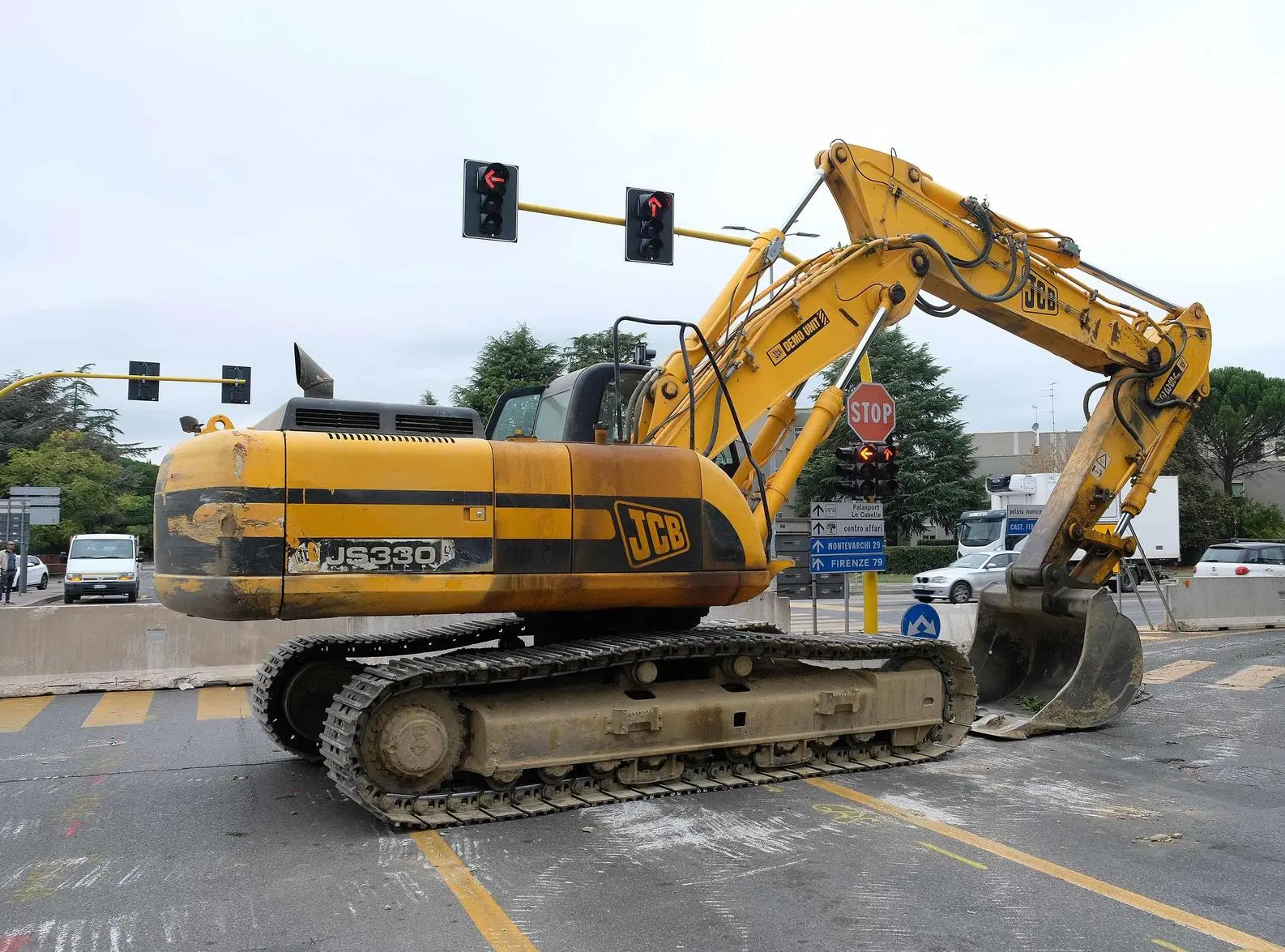 Via Fiorentina il cantiere si ferma ancora. I commercianti